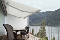 balcone o terrazza con sedia e tavolo